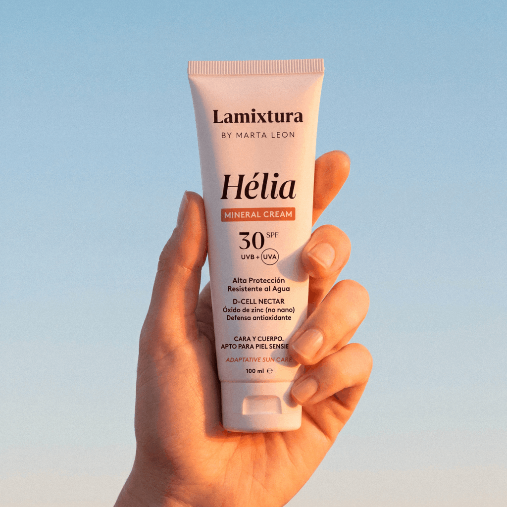 Lamixtura by Marta León
SPF30 UVB/UVA con filtro mineral óxido de zinc no-nano
Crema solar para piel sensible
Solar con antioxidantes y prebioticos, Vitamina D

Face and body cream with high SPF 30 UVB/UVA protection.
Formulated with 100% mineral non-nano zinc oxide filter, which stays on the skin surface, providing broad-spectrum protection against UVA and UVB radiation. Cream texture, easy to spread. Adapts comfortably to the skin.
Fragrance-free formula, tested on sensitive skin.