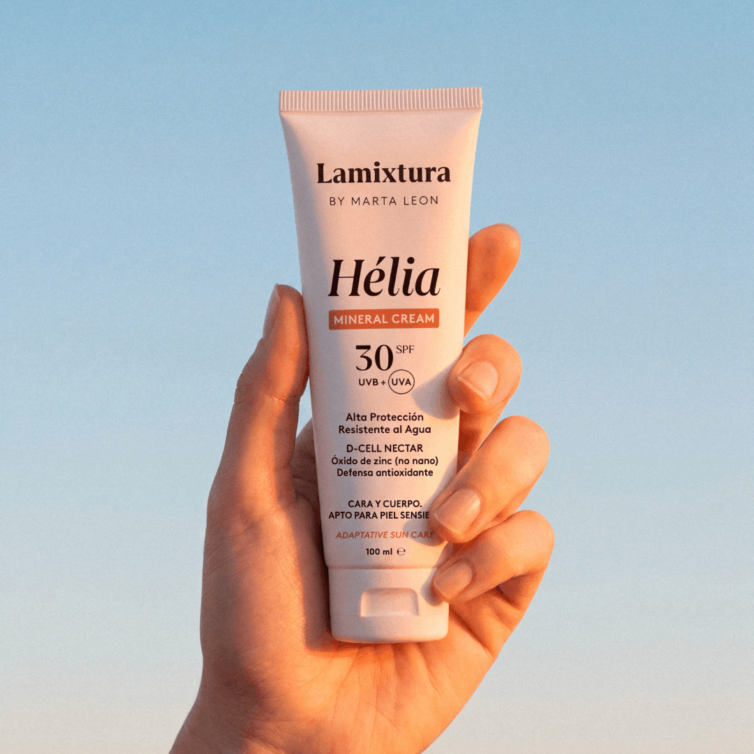 Lamixtura by Marta León
SPF30 UVB/UVA con filtro mineral óxido de zinc no-nano
Crema solar para piel sensible
Solar con antioxidantes y prebioticos, Vitamina D

Face and body cream with high SPF 30 UVB/UVA protection.
Formulated with 100% mineral non-nano zinc oxide filter, which stays on the skin surface, providing broad-spectrum protection against UVA and UVB radiation. Cream texture, easy to spread. Adapts comfortably to the skin.
Fragrance-free formula, tested on sensitive skin.